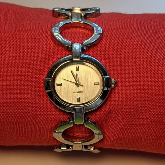 Silver Tone Singapore Quartz Wrist Watch - Picture 2 of 16